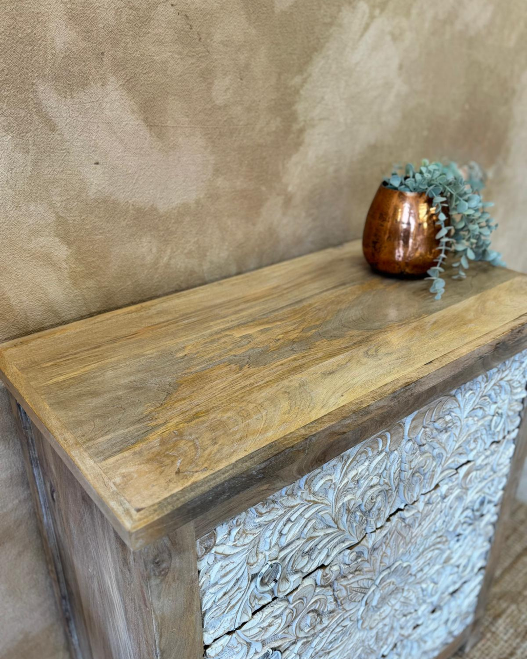 Cómoda de madera de mango tallada a mano con diseño floral blanqueado