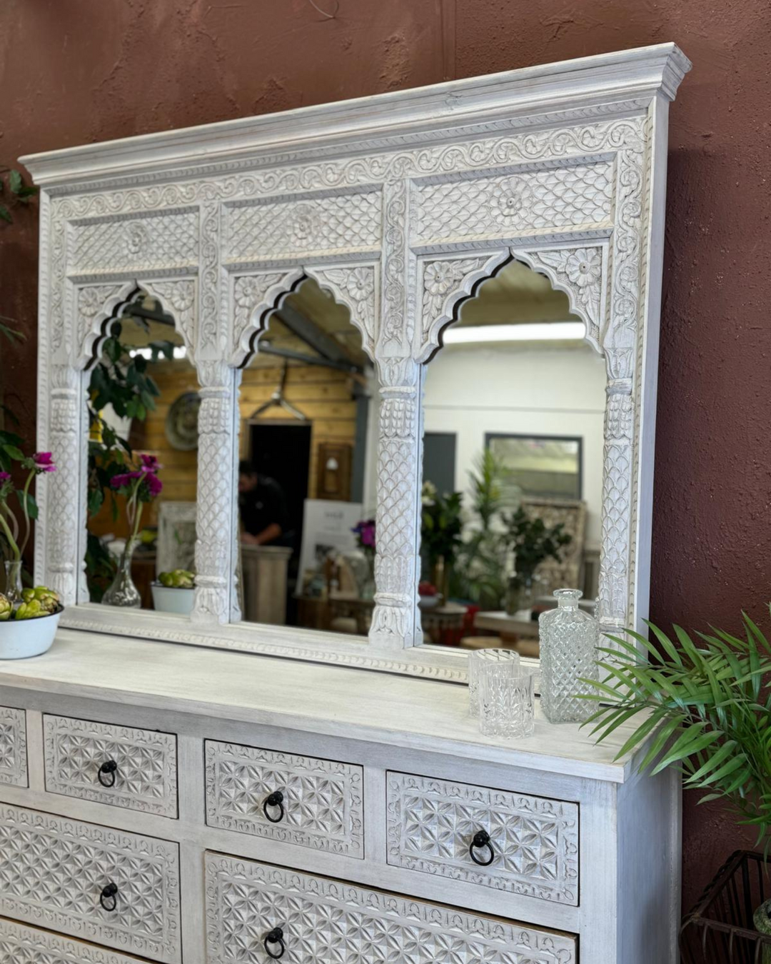 Espejo de tres arcos de madera de mango tallado a mano – Diseño indio de pétalos y hojas