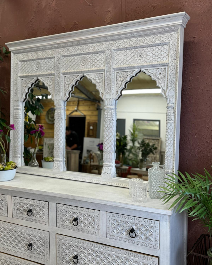 Espejo de tres arcos de madera de mango tallado a mano – Diseño indio de pétalos y hojas