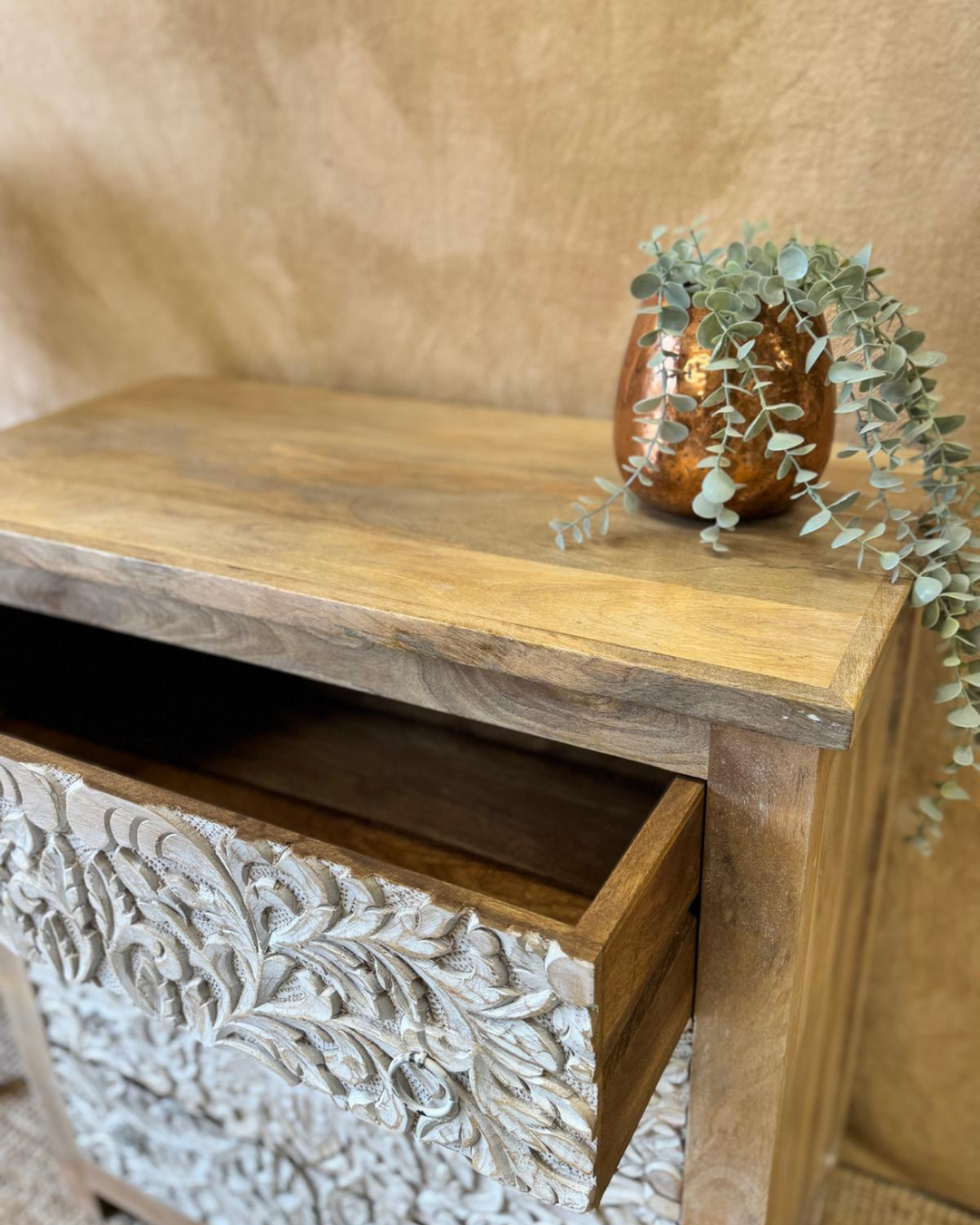 Cómoda de madera de mango tallada a mano con diseño floral blanqueado