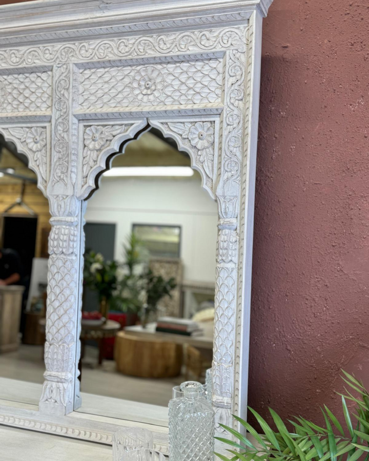 Espejo de tres arcos de madera de mango tallado a mano – Diseño indio de pétalos y hojas