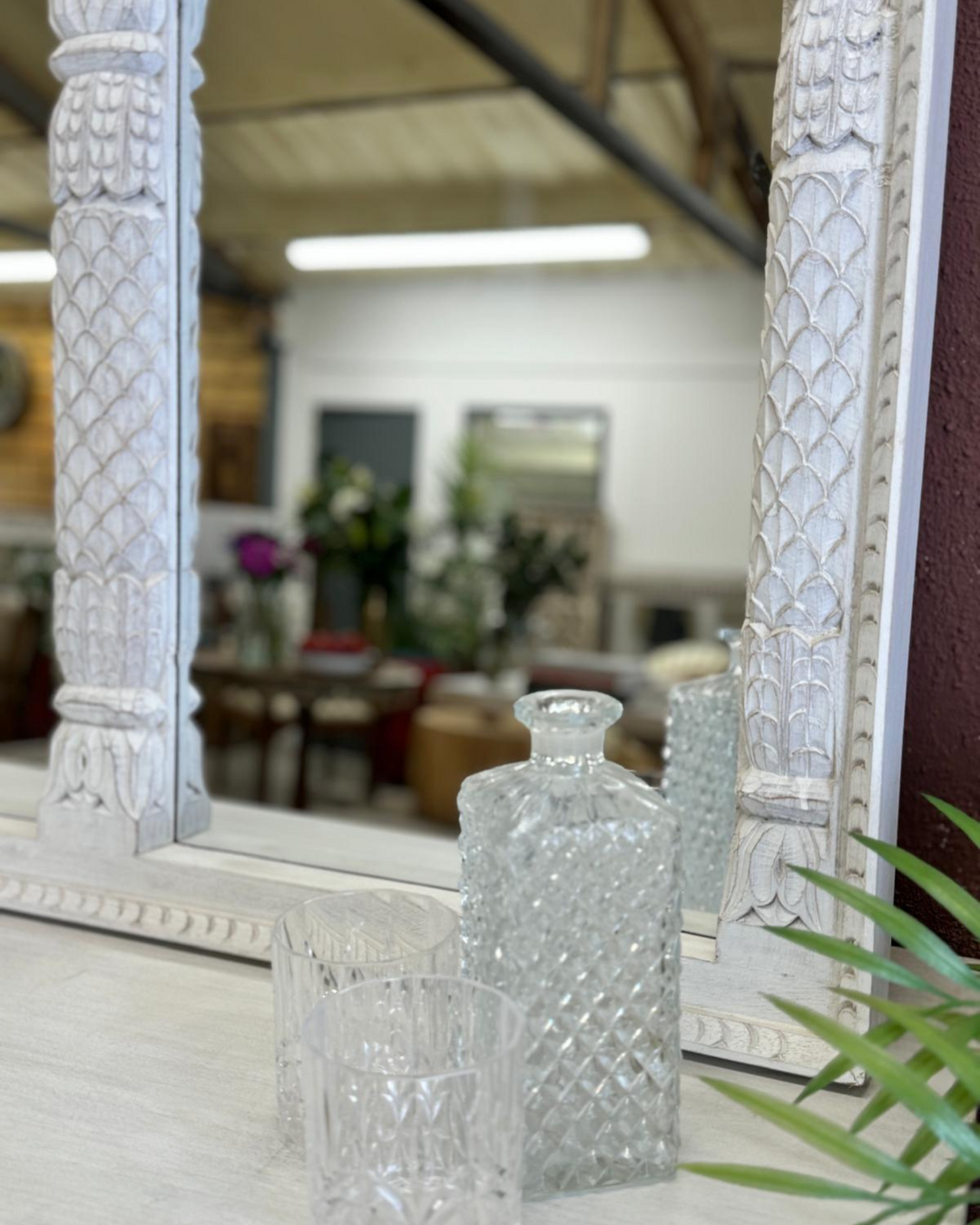 Espejo de tres arcos de madera de mango tallado a mano – Diseño indio de pétalos y hojas