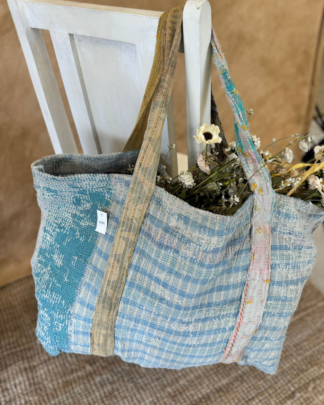 Bolso tote de sari reciclado hecho a mano – Cuadros azules suaves | Bolso multiusos para uso diario y playa