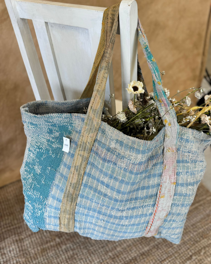 Bolso tote de sari reciclado hecho a mano – Cuadros azules suaves | Bolso multiusos para uso diario y playa