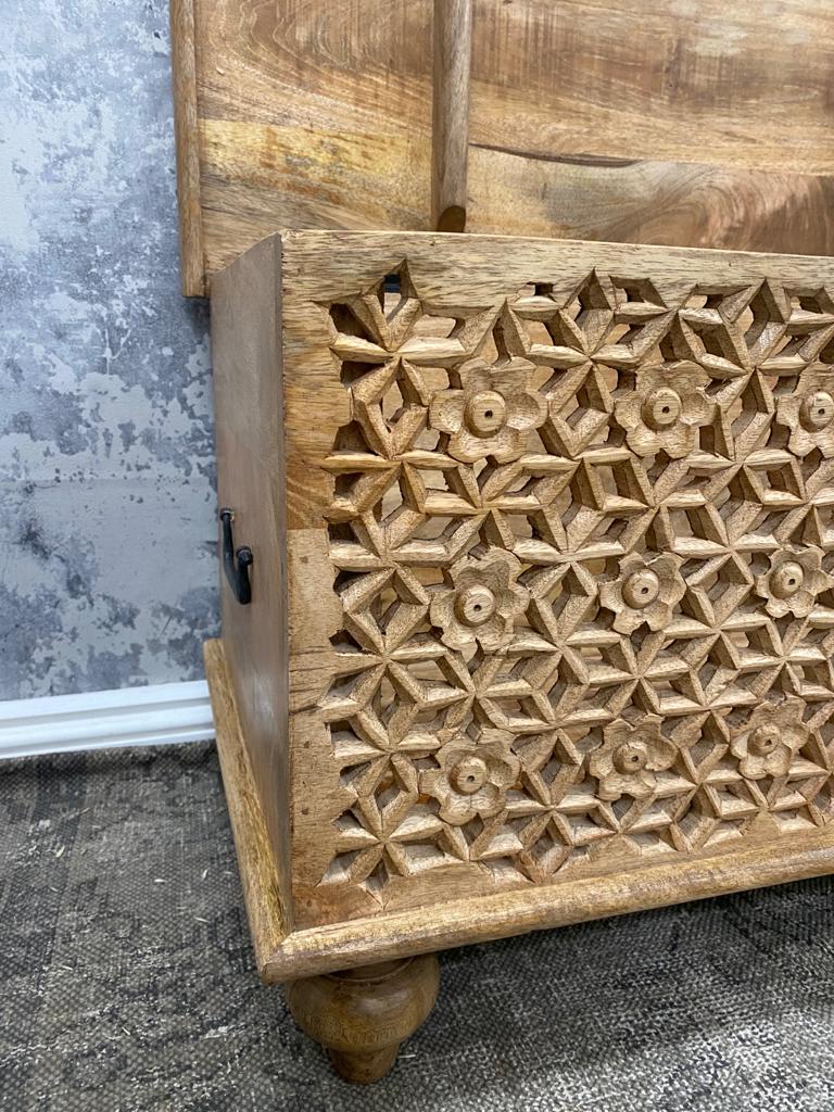 Caja de almacenamiento de madera de mango tallada a mano – Acabado pulido natural