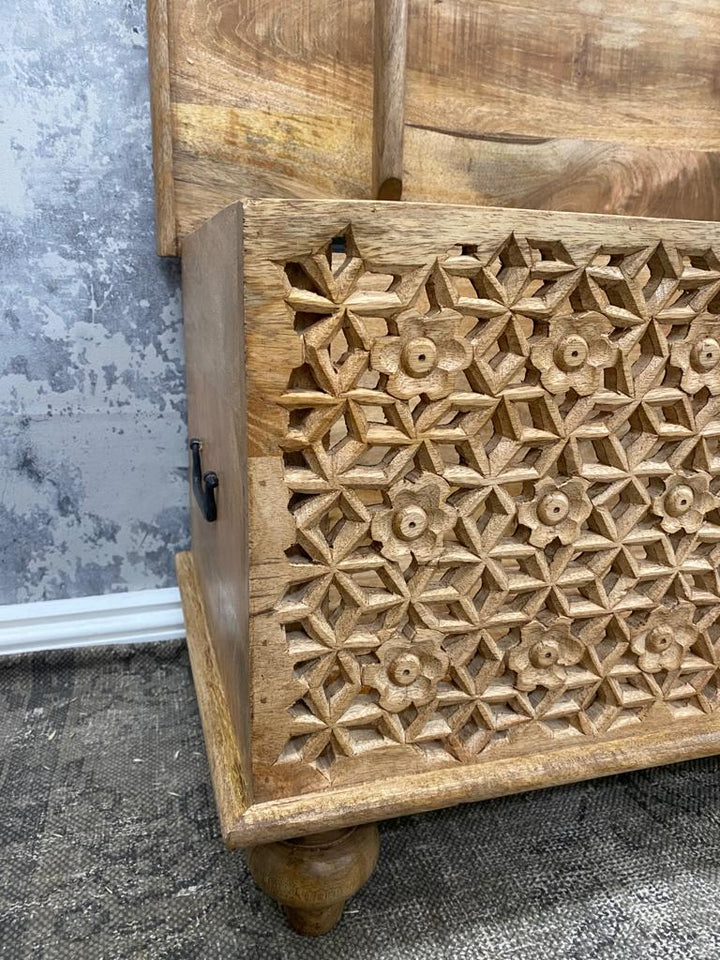 Caja de almacenamiento de madera de mango tallada a mano – Acabado pulido natural
