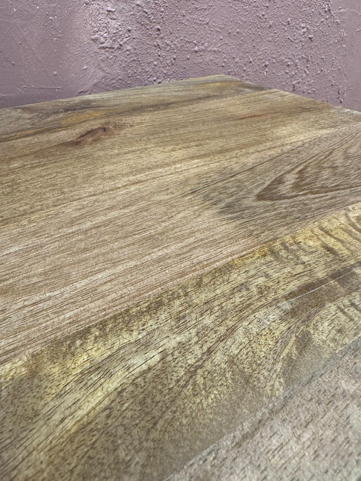 Cómoda de tres cajones de madera de mango tallada a mano con frentes con estampados intrincados