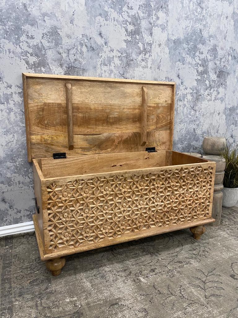 Caja de almacenamiento de madera de mango tallada a mano – Acabado pulido natural