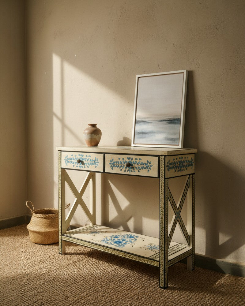 Consola pintada a mano, acabado crema con detalles florales en turquesa y dos cajones.