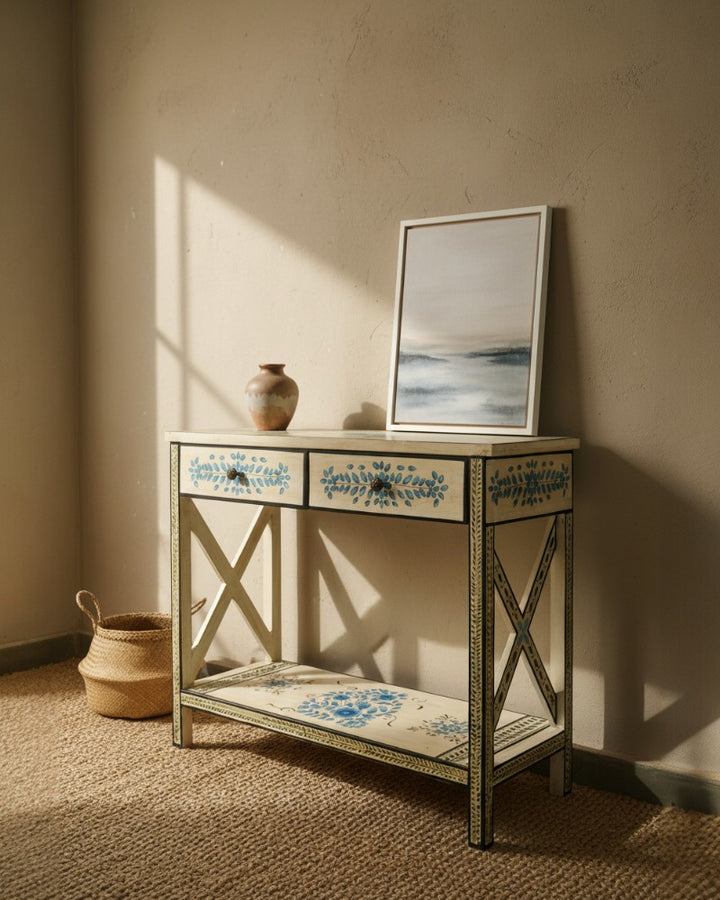 Consola pintada a mano, acabado crema con detalles florales en turquesa y dos cajones.