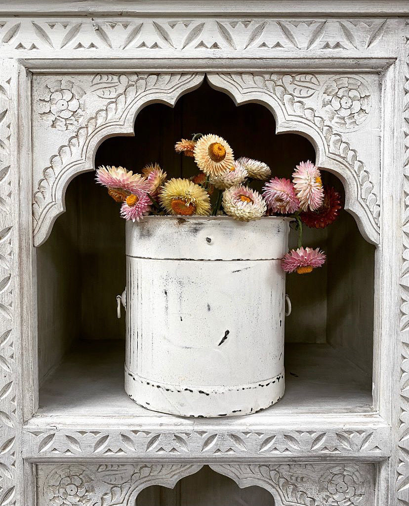 Librería de madera de mango tallada a mano, con acabado blanqueado y ocho estantes arqueados.