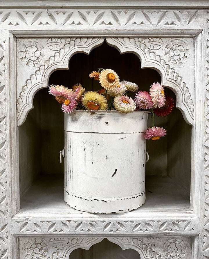 Librería de madera de mango tallada a mano, con acabado blanqueado y ocho estantes arqueados.