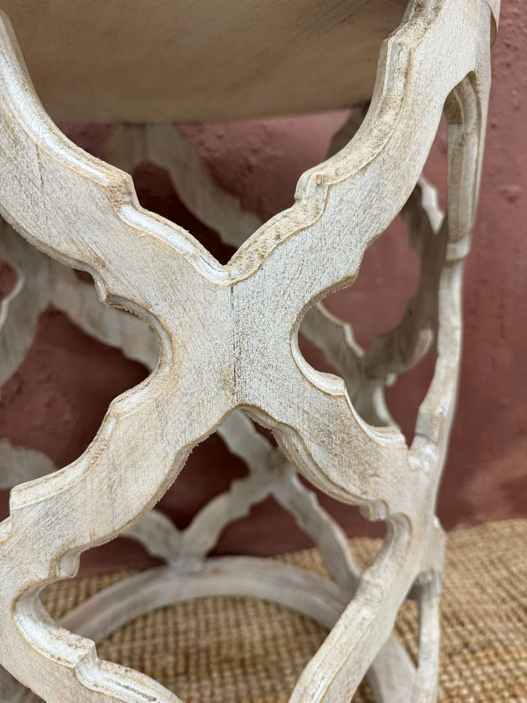 Mesa auxiliar redonda encalada: madera de mango tallada a mano con detalles tradicionales