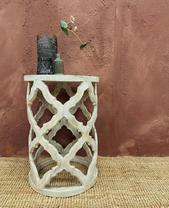 Mesa auxiliar redonda encalada: madera de mango tallada a mano con detalles tradicionales