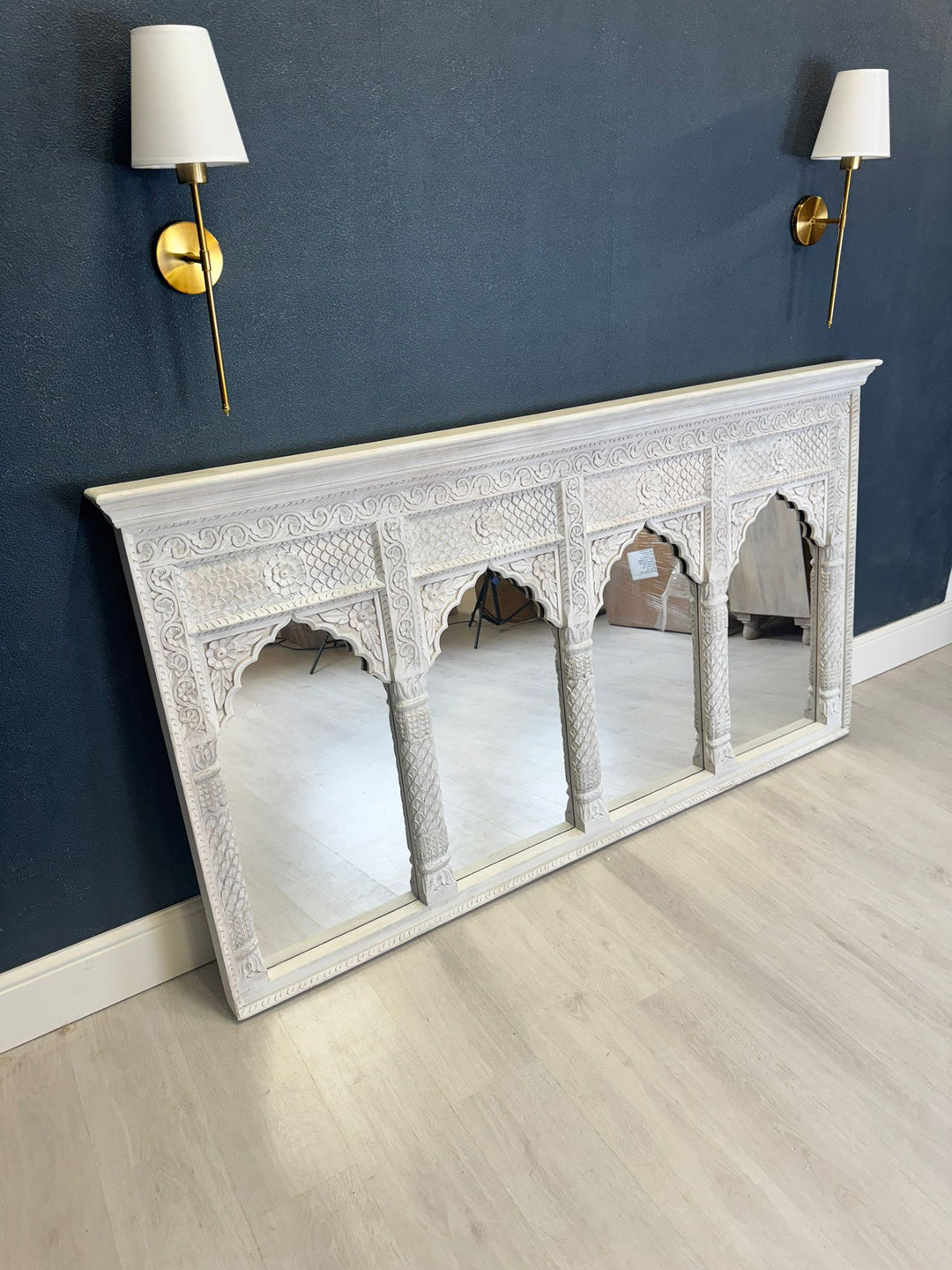 Espejo de cuatro arcos de madera de mango tallado a mano: diseño tradicional inspirado en un templo