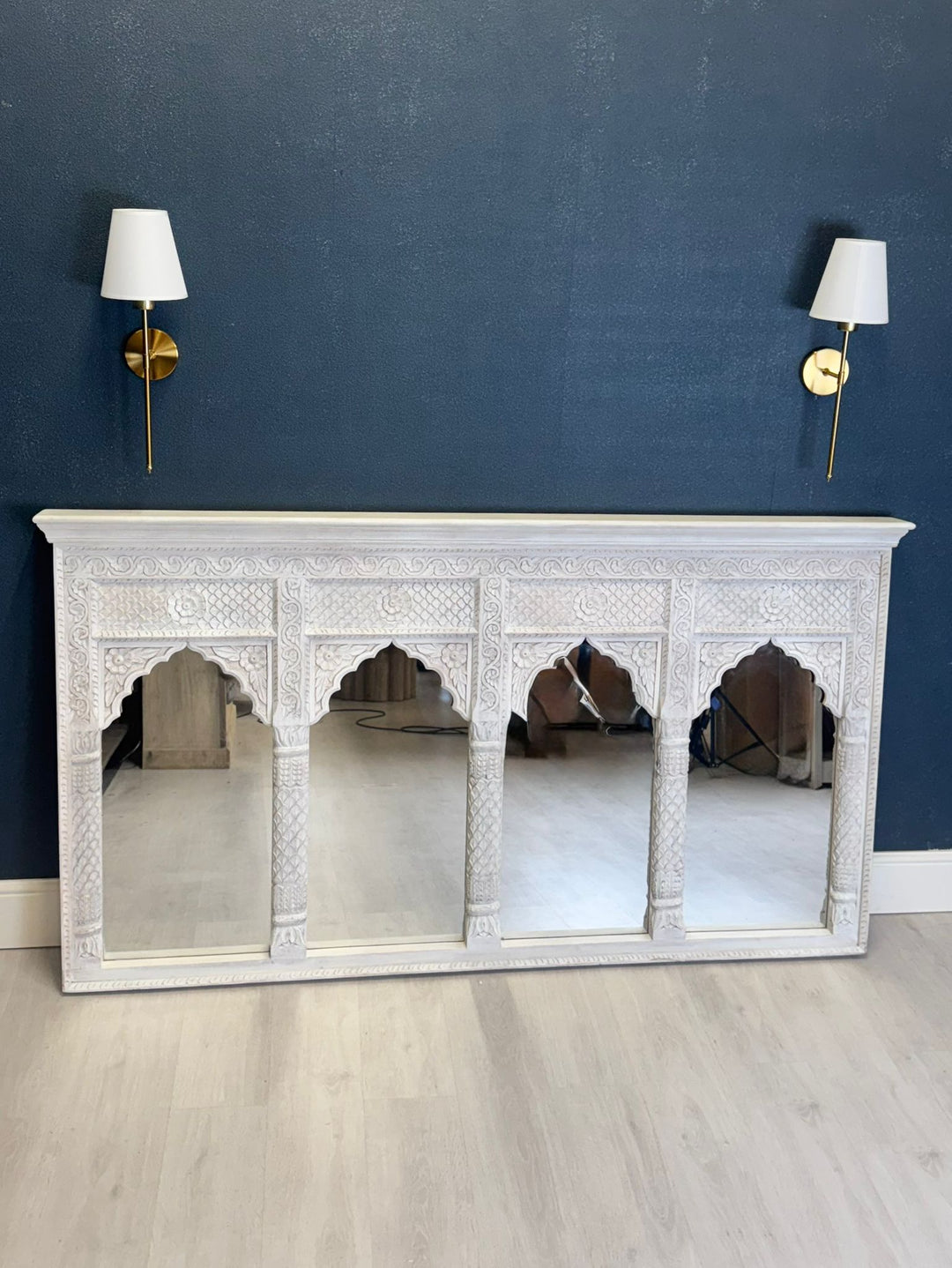 Espejo de cuatro arcos de madera de mango tallado a mano: diseño tradicional inspirado en un templo