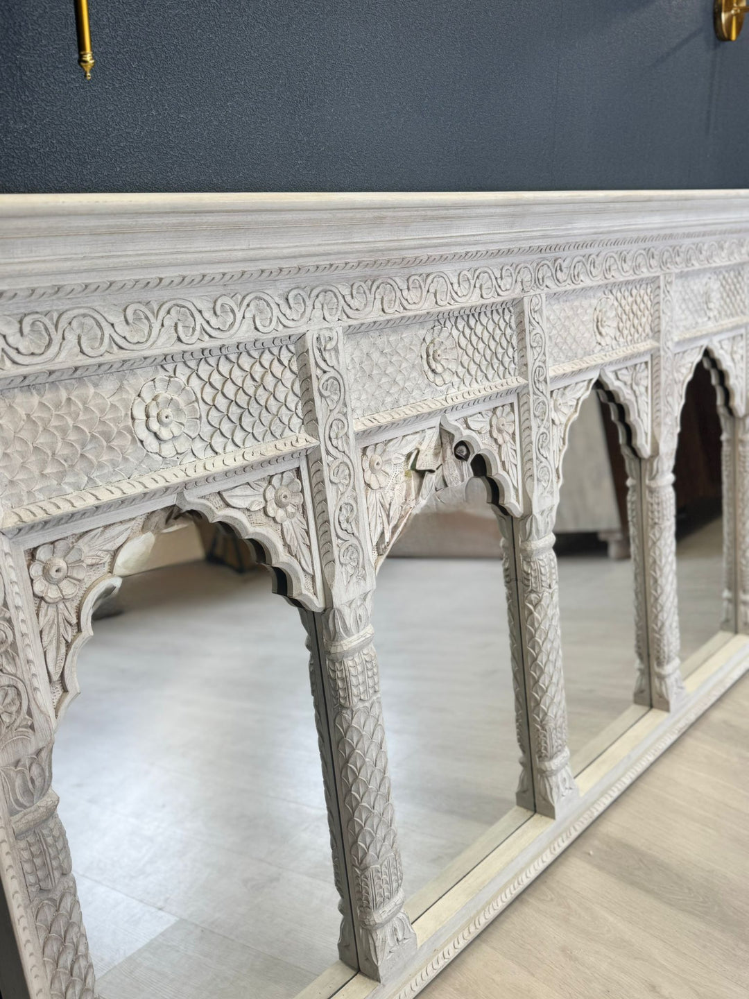 Espejo de cuatro arcos de madera de mango tallado a mano: diseño tradicional inspirado en un templo