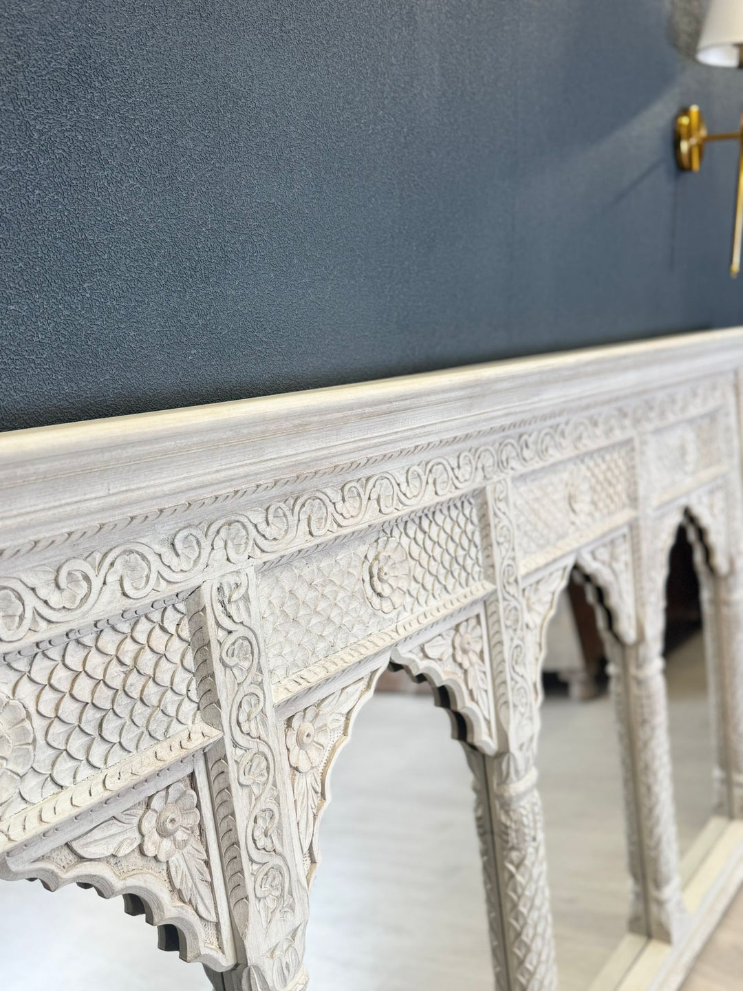 Espejo de cuatro arcos de madera de mango tallado a mano: diseño tradicional inspirado en un templo