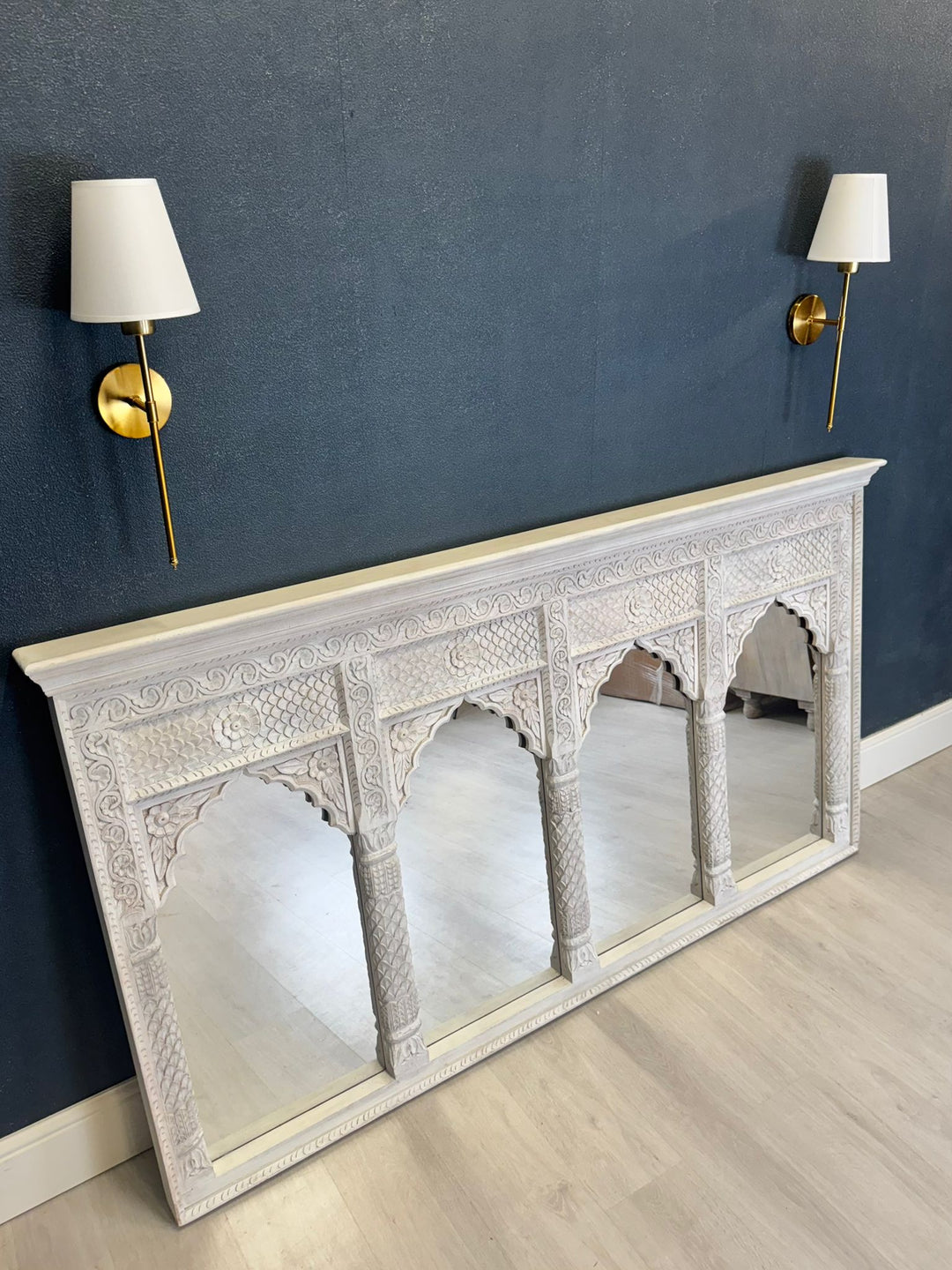 Espejo de cuatro arcos de madera de mango tallado a mano: diseño tradicional inspirado en un templo