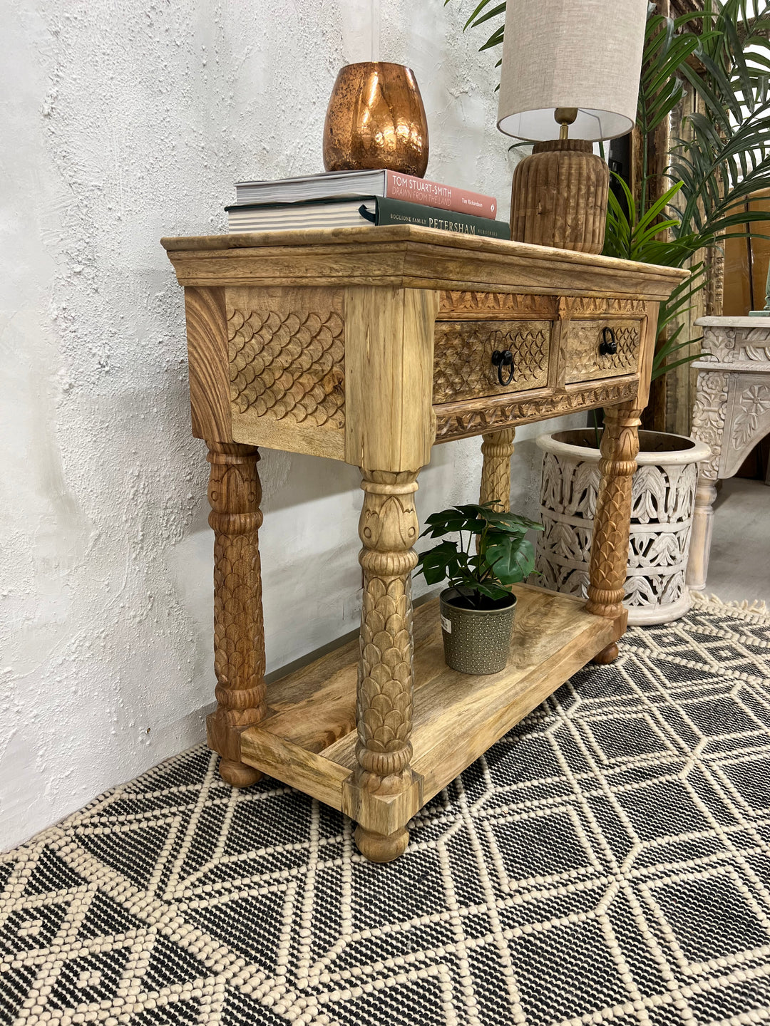 Consola de madera de mango tallada a mano, acabado pulido y dos cajones.