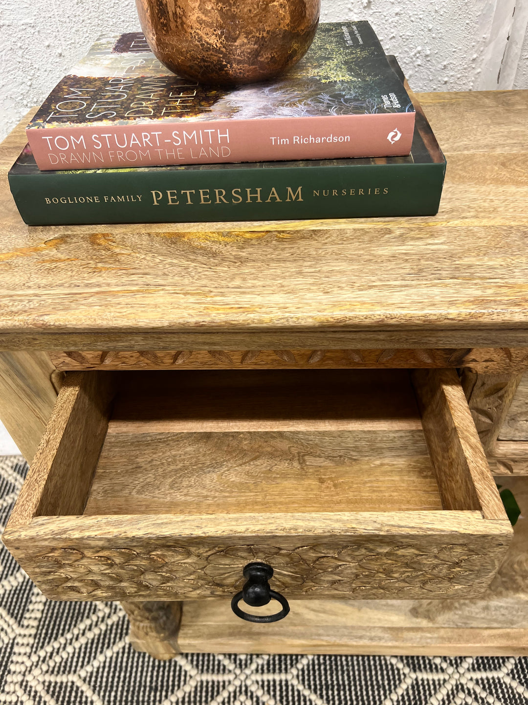 Consola de madera de mango tallada a mano, acabado pulido y dos cajones.