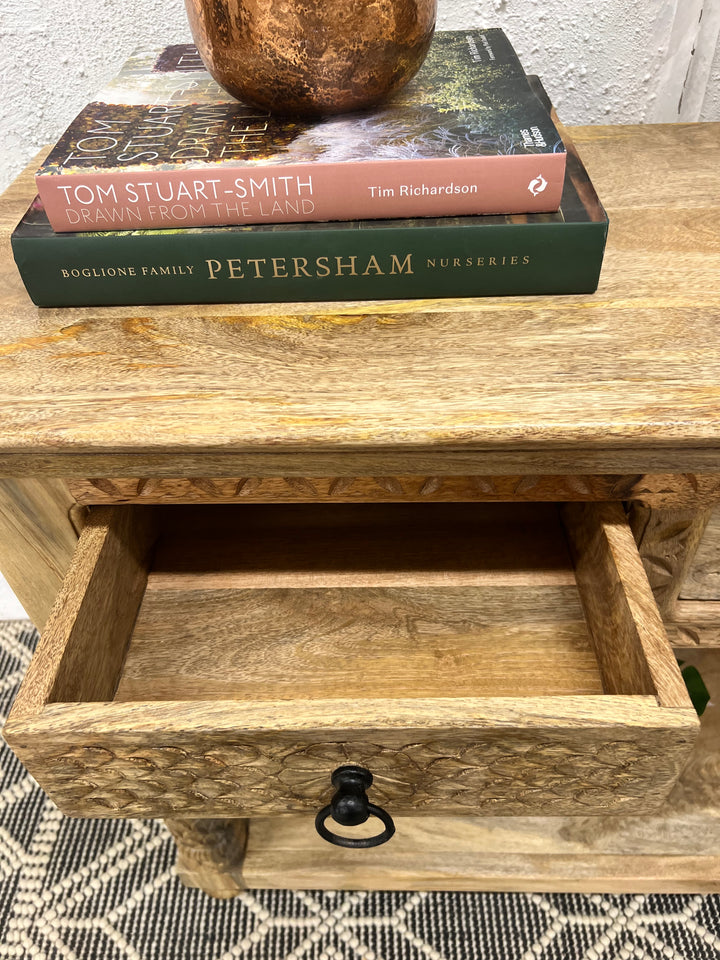 Consola de madera de mango tallada a mano, acabado pulido y dos cajones.