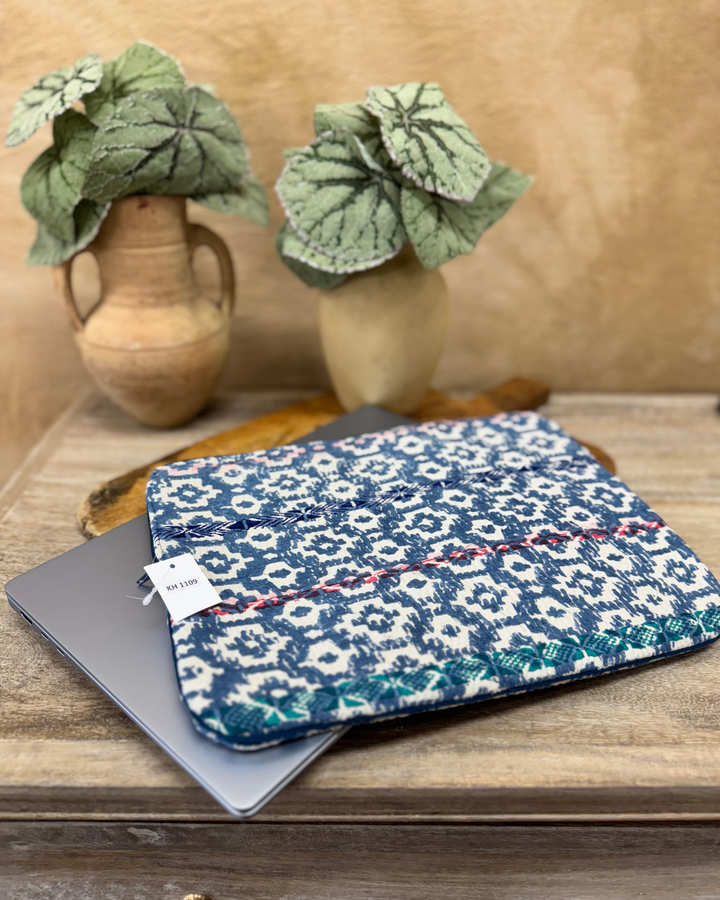 Funda para portátil Kantha – Índigo con puntadas en rojo y azul marino