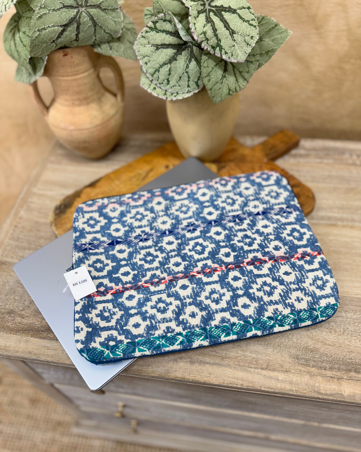 Funda para portátil Kantha – Índigo con puntadas en rojo y azul marino