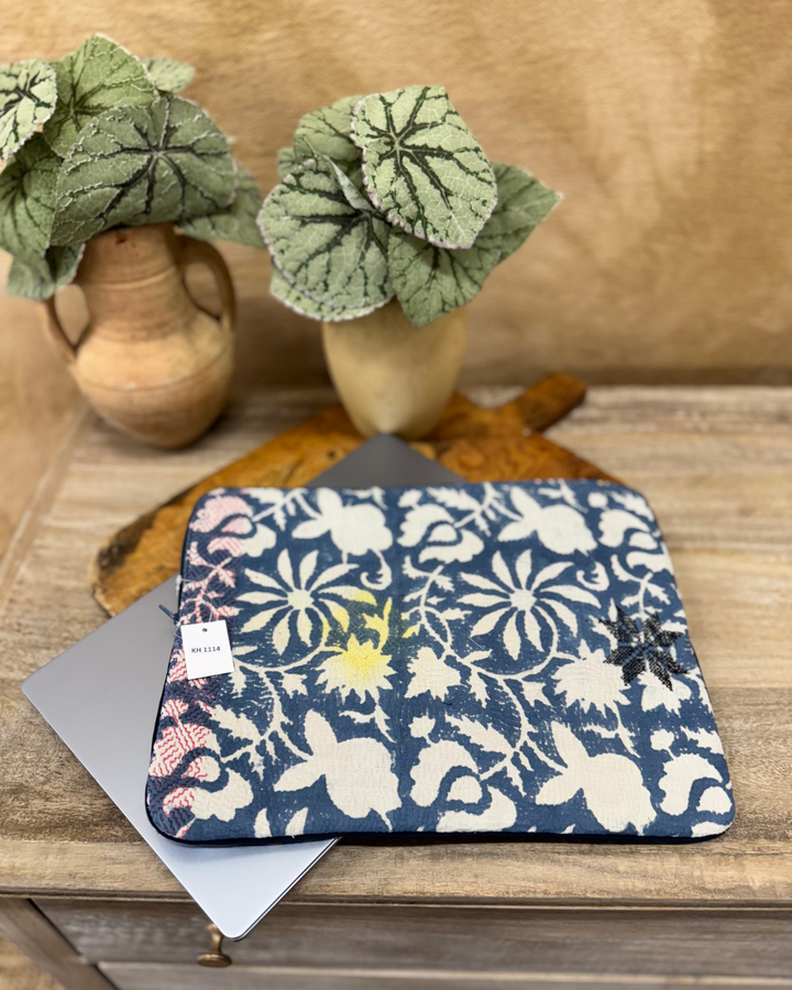 Funda para portátil Kantha azul con flores bordadas en amarillo