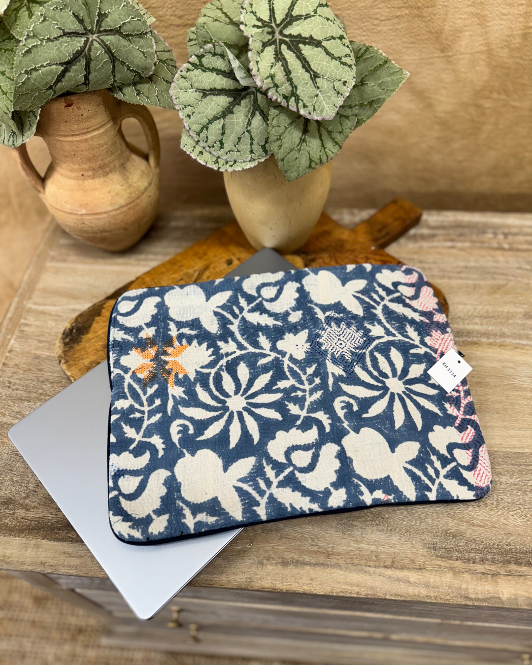 Funda para portátil Kantha azul con flores bordadas en amarillo