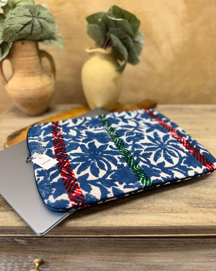 Funda para portátil Kantha azul marino con puntadas de rayas rojas y verdes