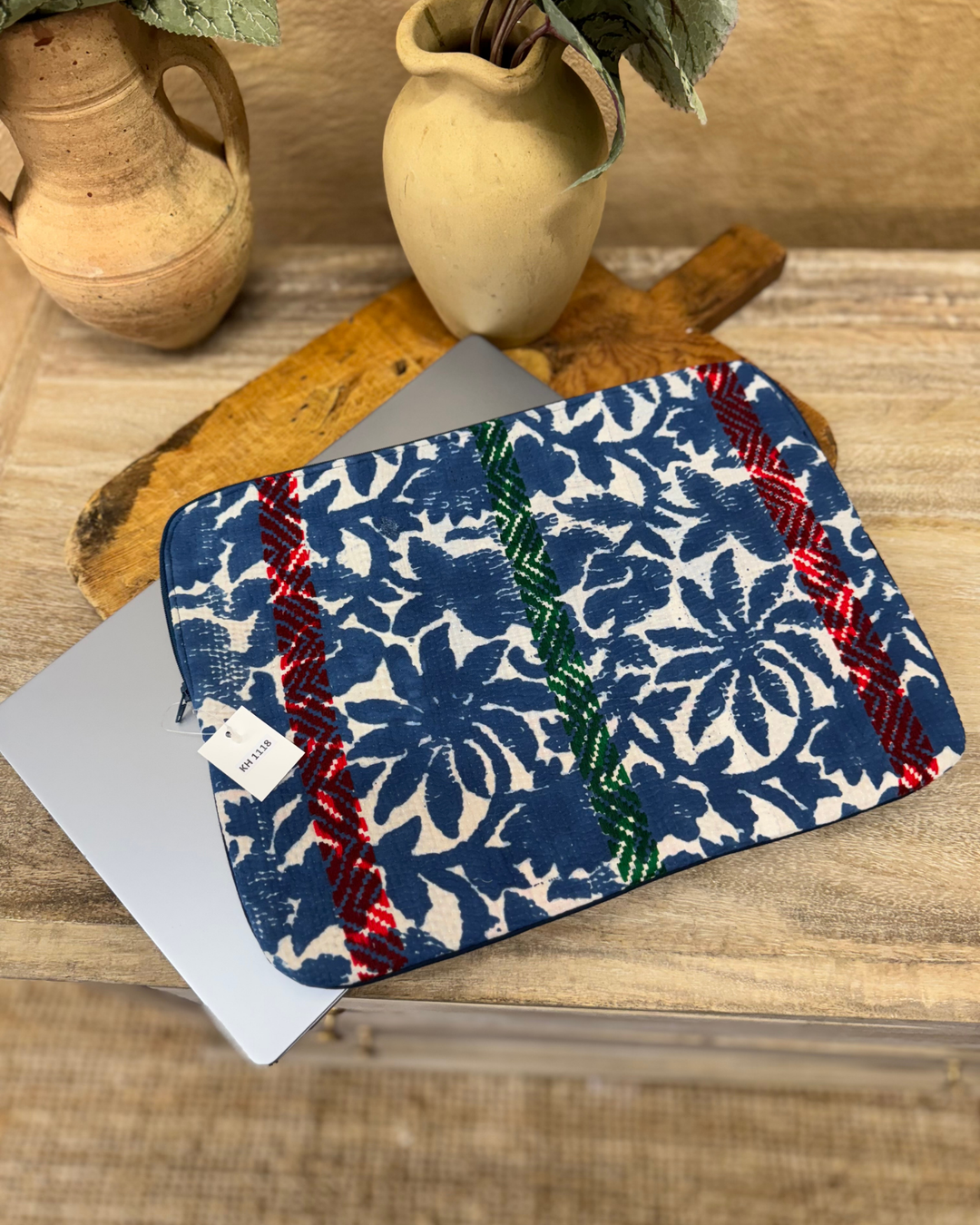 Funda para portátil Kantha azul marino con puntadas de rayas rojas y verdes