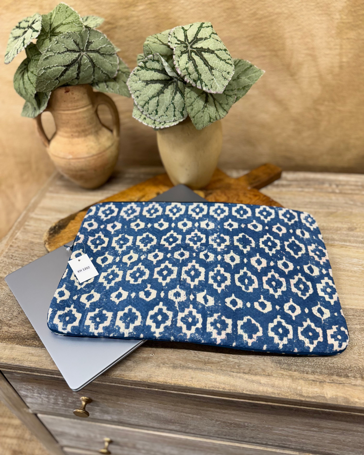 Funda para portátil Sari reutilizada: estampado geométrico en bloques índigo