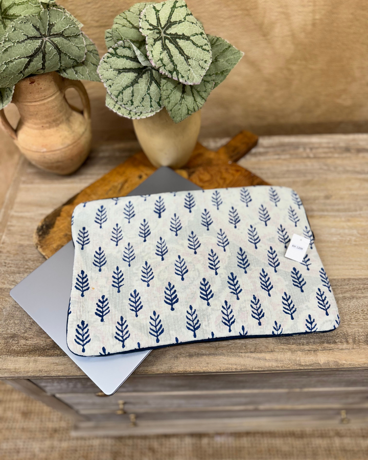 Funda para portátil Sari reutilizada: color crema suave con motivo de árbol azul marino