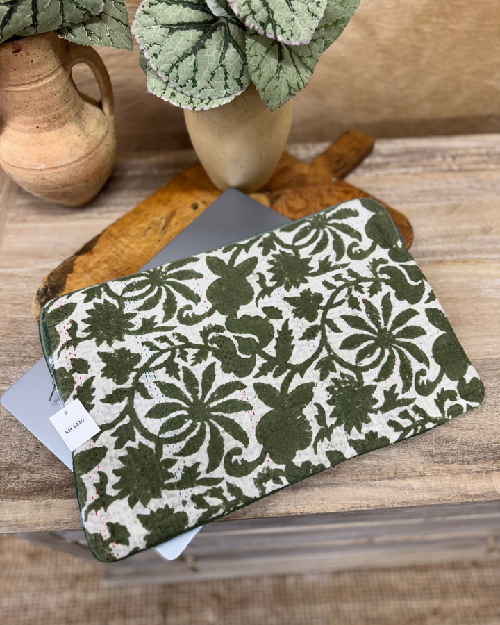 Funda para portátil Sari reutilizada: diseño floral verde intenso con puntadas de color