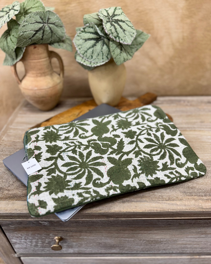 Funda para portátil Sari reutilizada: diseño floral verde intenso con puntadas de color