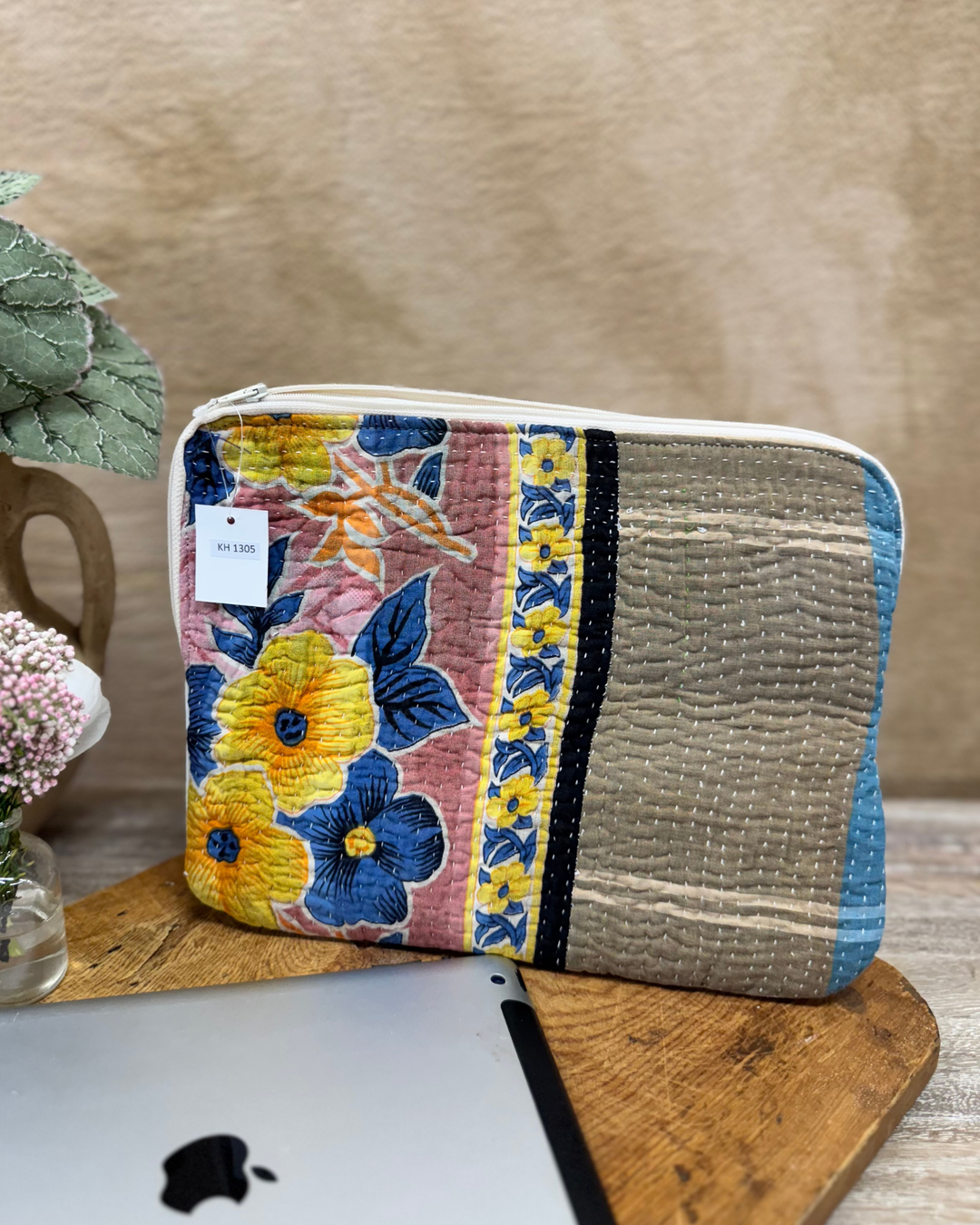 Funda para tableta Kantha (10") - Bordado Kantha floral rojo