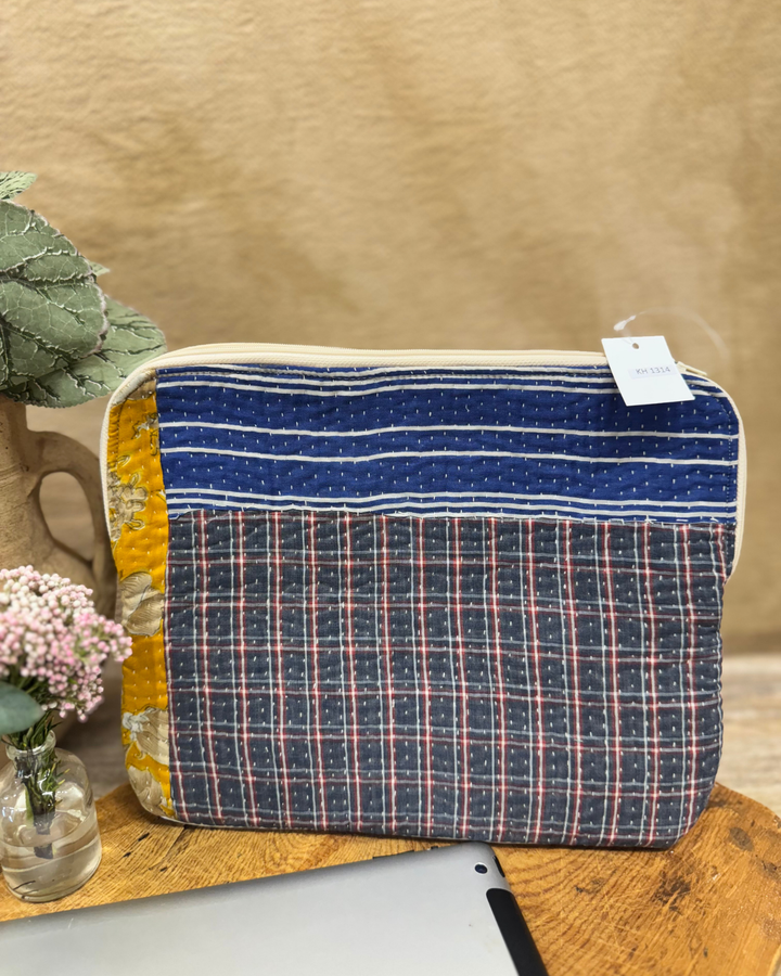 Funda para tableta Kantha – Cuadros medianoche y parche naranja (25,4 cm)