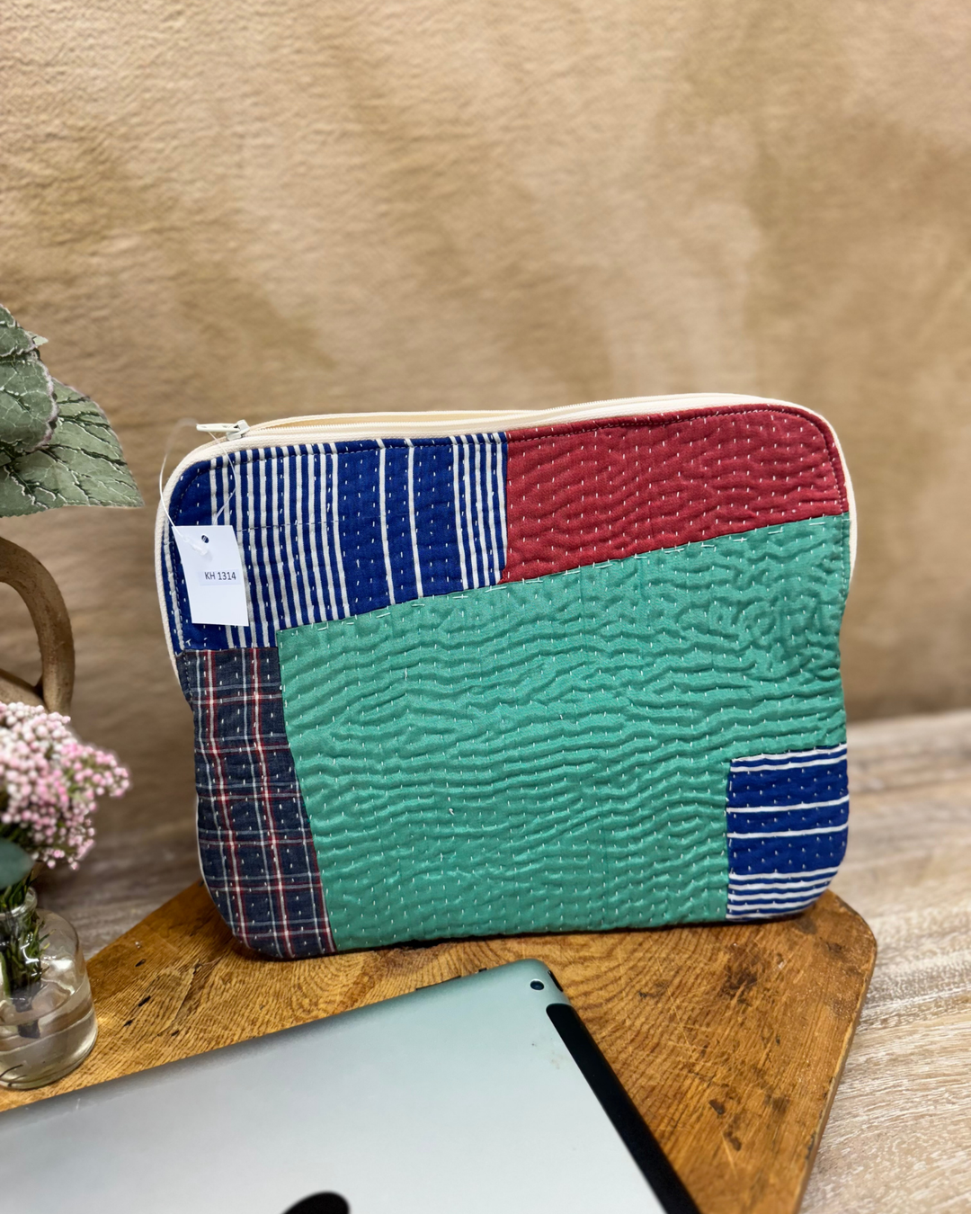 Funda para tableta Kantha – Cuadros medianoche y parche naranja (25,4 cm)