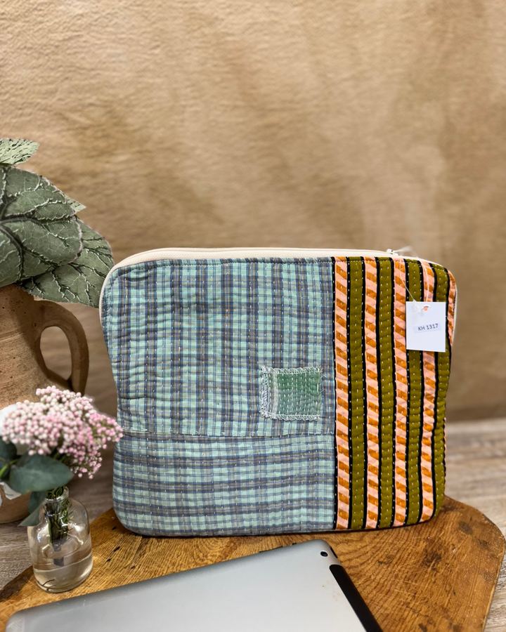 Funda para tableta Kantha: Punto Kantha de cuadros y rayas en verde azulado (25 cm)