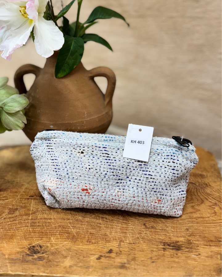 Neceser pequeño – Gris sutil con detalles en rojo