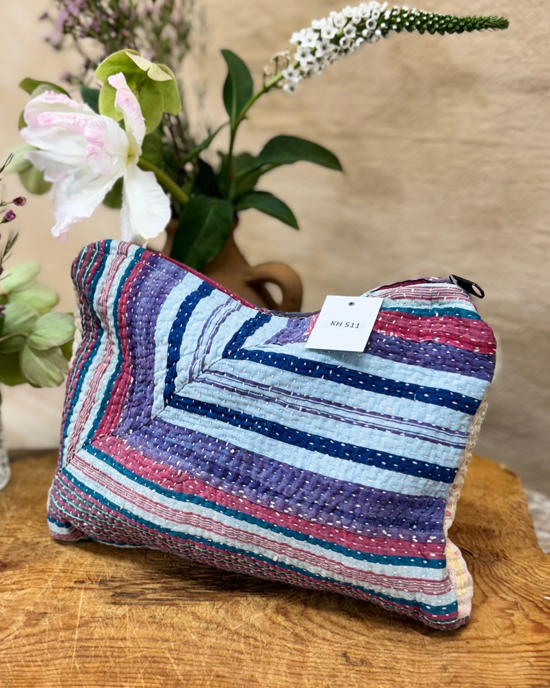 Neceser mediano Kantha Sari – Patchwork de rayas color bosque y ciruela