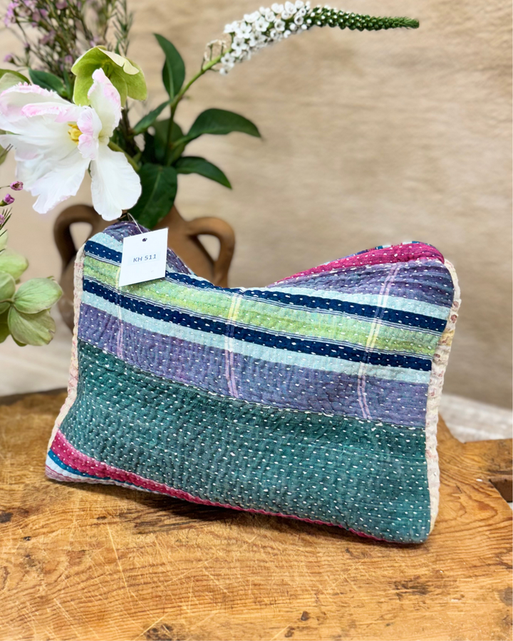 Neceser mediano Kantha Sari – Patchwork de rayas color bosque y ciruela