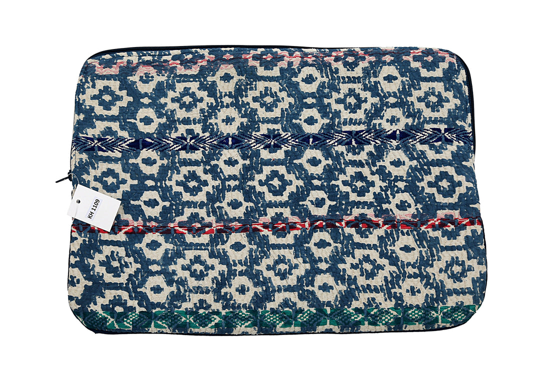 Funda para portátil Kantha – Índigo con puntadas en rojo y azul marino
