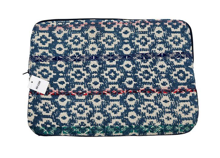 Funda para portátil Kantha – Índigo con puntadas en rojo y azul marino