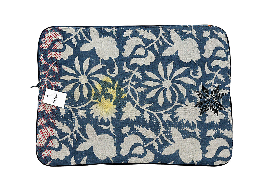 Funda para portátil Kantha azul con flores bordadas en amarillo