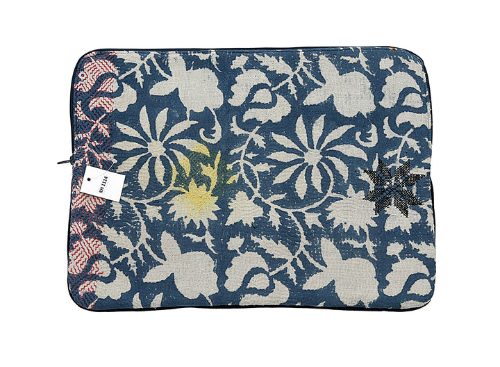 Funda para portátil Kantha azul con flores bordadas en amarillo