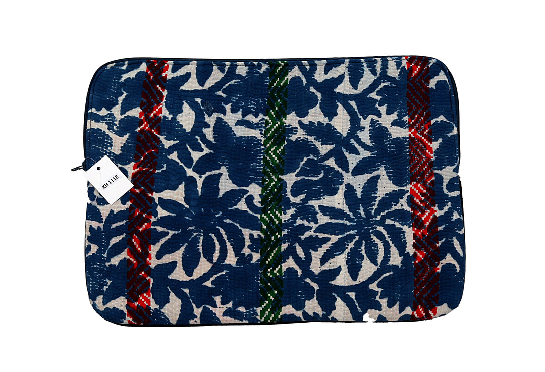 Funda para portátil Kantha azul marino con puntadas de rayas rojas y verdes