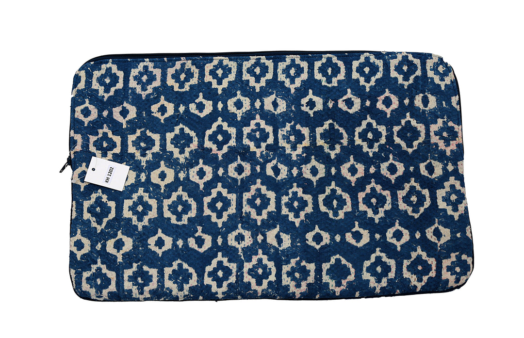 Funda para portátil Sari reutilizada: estampado geométrico en bloques índigo