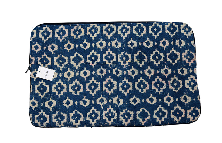Funda para portátil Sari reutilizada: estampado geométrico en bloques índigo